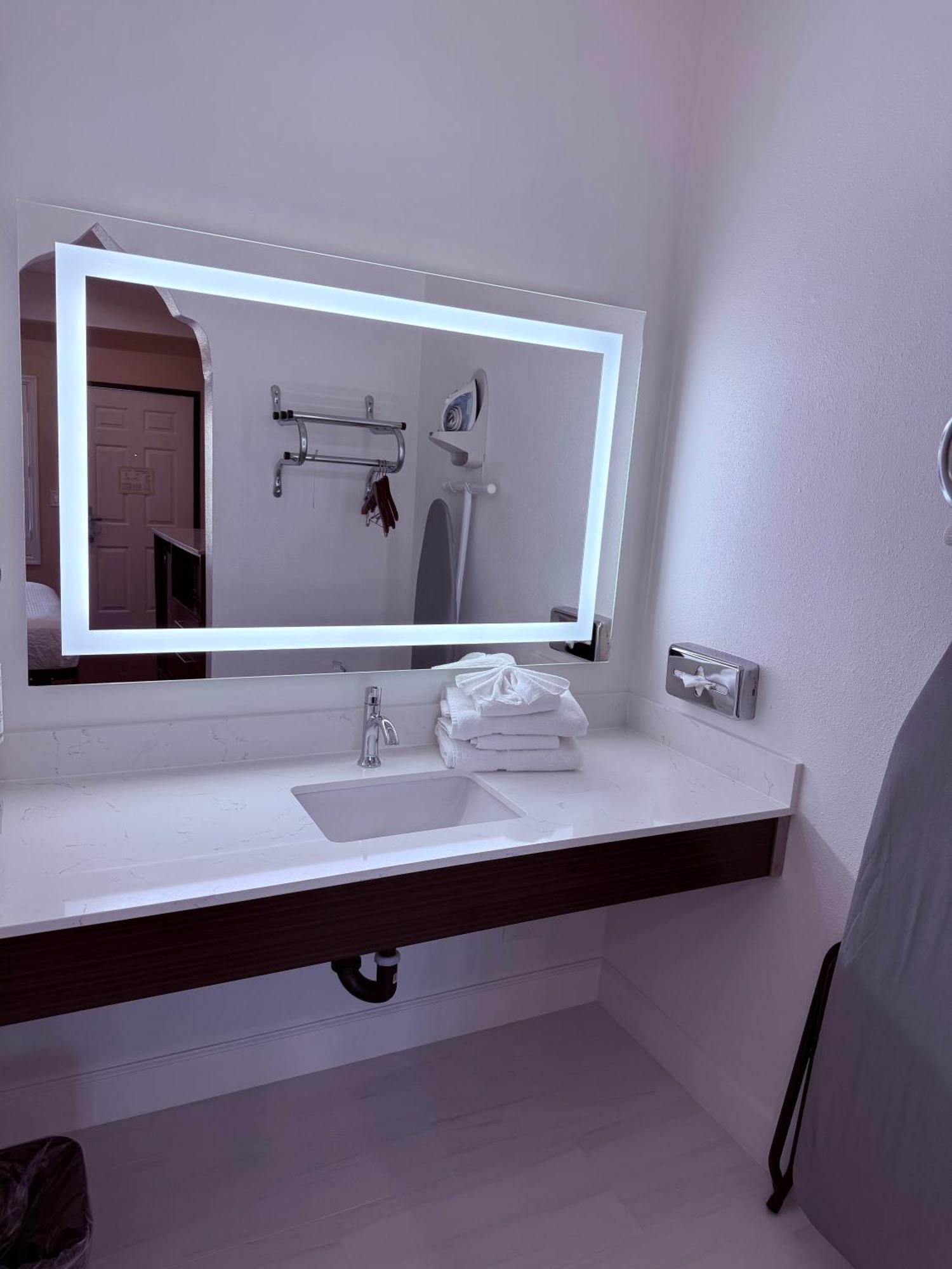 Travelodge By Wyndham Harbor City Los Angeles Extérieur photo